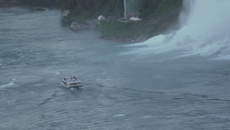 Un-Crucero-Turístico-Pasa-Por-El-Lado-Americano-De-Las-Cataratas-Del-Niágara