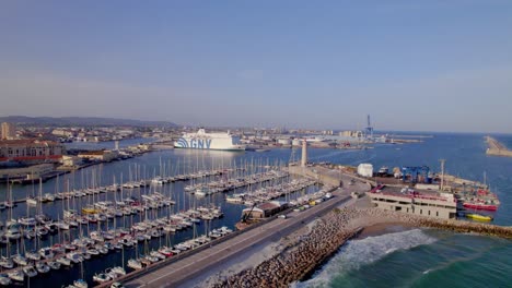 Puerto-Deportivo-Con-Faro-Y-Crucero-Italiano-Gnv-Atracado-En-El-Puerto,-Tiro-Aéreo