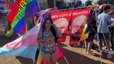 Coloridas-Banderas-Y-Pancartas-Con-La-Inscripción-De-Mi-Voto-Secreto-Se-Exhiben-En-El-Desfile-Del-Orgullo-Gay-En-Brasilia