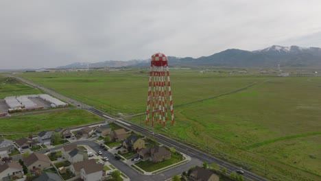 Antenne,-Die-Direkt-Zum-Wasserturm-In-Der-Stadt-West-Valley,-Utah,-Führt