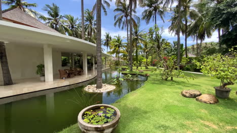 Vista-De-Exuberantes-Jardines-Tropicales-Fuera-De-Villas-Resort-En-Lombok,-Indonesia