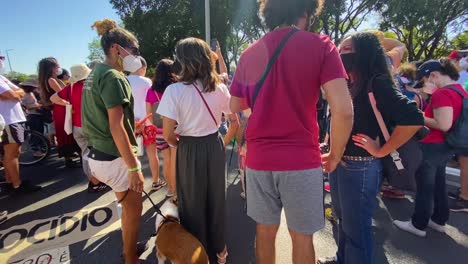 Imagen-Deslizante-De-Dos-Mujeres-Con-Un-Pacarde-Con-Las-Fotos-De-Los-Dos-Hombres-Asesinados-En-El-Amazonas-Y-La-Masa-De-Gente-En-La-Protesta-En-Brasilia