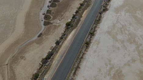 Luftbild-Von-Oben-Nach-Unten-Auf-Eine-Verlassene-Straße,-Die-Das-Wilde-Land-Der-Casuarina-Insel-In-Queensland,-Australien,-überquert