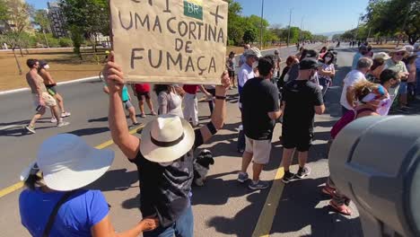 Ein-Mann-Mit-Der-Botschaft,-Gegen-Den-Bösen-Messias-Zu-Kämpfen,-Auf-Einem-Schild,-Das-Er-Beim-Protest-Gegen-Die-Ermordung-Des-Brit-Dom-Phillips-Und-Des-Brasilianers-Bruno-Pereira-Im-Amazonasgebiet-über-Seinen-Kopf-Hält