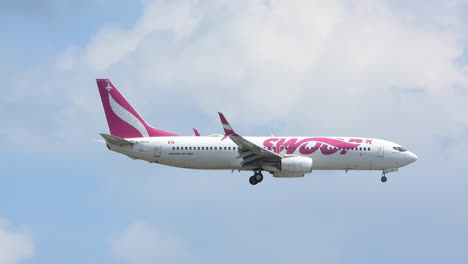 Swoop-Flugzeuglandungsflug-Kamerafahrt-Gegen-Sonnigen-Himmel-Mit-Wolken