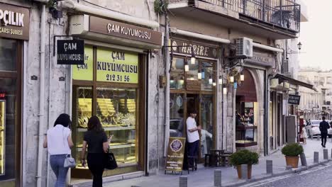 Mardin,-Türkei,-Kinoplätze-Und-Menschenaktivitäten---Straßenansicht---Geschäfte-An-Der-Hauptstraße