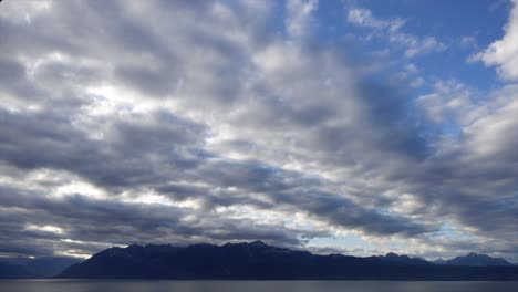 Timelapse-De-Nubes-Durante-Una-Tormenta-Sobre-El-Lago-De-Ginebra-Con-Montañas-Francesas-Detrás,-Vaud,-Suiza
