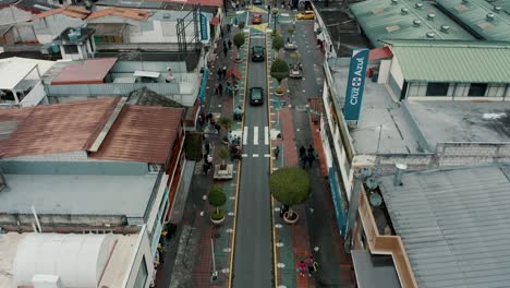 Autos-Circulando-Por-Las-Calles-De-Los-Baños-De-Agua-Ciudad-Santa-En-Ecuador