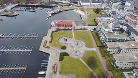 Antena-Sobre-La-Fuente-De-Agua-Nupen-Y-El-Puerto-Deportivo-De-Otterdalen-Cerca-De-Odderoya-En-El-Centro-De-La-Ciudad-De-Kristiansand---Noruega