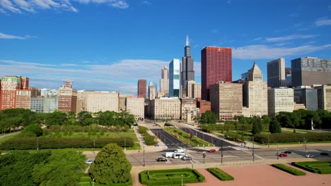 Parque-Ecológico-Verde-Con-Drones-Aéreos-En-El-Horizonte-De-La-Ciudad-De-Chicago