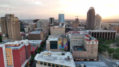 Aerial-Truck-Shot-Von-San-Antonio-Alamo-Plaza-Und-Hotels,-Gebäuden,-Bürotürmen