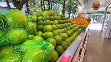 Rückwärts-Gleitende-Aufnahme-Der-Obst--Und-Gemüsebar-In-Einem-Großen-Supermarkt,-In-Dem-Es-Aufgrund-Der-Covid-Pandemie-Keine-Kunden-Gibt