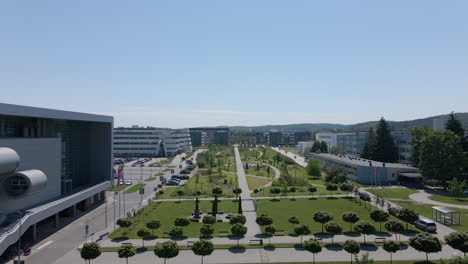 Parque-Ecológico-Junto-A-La-Biblioteca-De-La-Universidad-De-Gdańsk