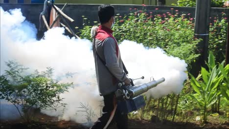 Persona-Profesional-Con-Equipo-Que-Usa-Una-Máquina-Nebulizadora-Con-Insecticida-Para-Eliminar-Mosquitos-Como-Aedes-Aegypti-Al-Aire-Libre-En-Sukabumi,-Java-Occidental,-Indonesia-El-8-De-Mayo-De-2022