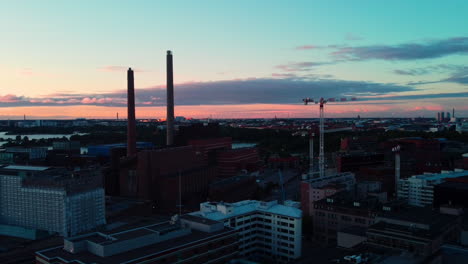 Vista-Aérea-Alrededor-De-La-Planta-De-Energía-Helen-Oy,-Salmisaari-En-Rushulahti,-Atardecer-En-Helsinki,-Finlandia---Dando-Vueltas,-Tiro-De-Drones