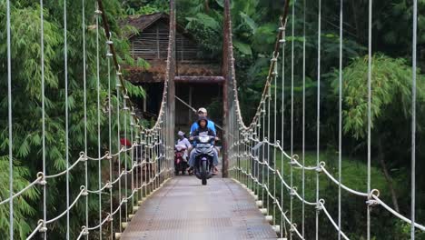 Puente-Colgante-Sobre-El-Río-Con-Cruce-De-Motocicletas-Por-La-Mañana-En-Sukabumi,-Java-Occidental,-Indonesia-El-4-De-Mayo-De-2022