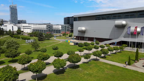 Grüne-Bäume-Im-Ecopark-Vor-Dem-Bibliotheksgebäude-Der-Universität-Danzig-In-Polen