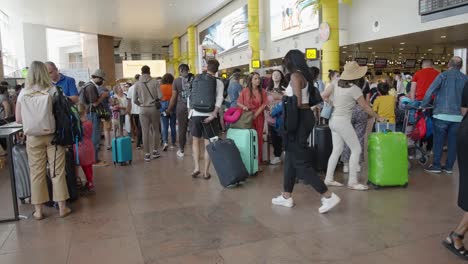 Menschen-Drängen-Sich-Im-Abflugterminal-Des-Brüsseler-Flughafens-In-Belgien