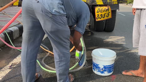 Un-Taxista-Llena-Botellas-De-Agua-De-Un-Camión-Cisterna-Del-Gobierno