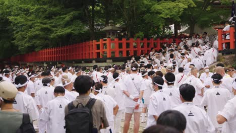 Japanische-Männer-In-Festlicher-Kleidung-Bereiten-Sich-Auf-Die-Gion-Matsuri-parade-Am-Yasaka-schrein-Vor