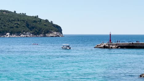 Ein-Schnellboot-Mit-Menschen,-Die-Im-Sommer-Den-Alten-Stadthafen-In-Dubrovnik-Verlassen,-Dalmatien,-Kroatien