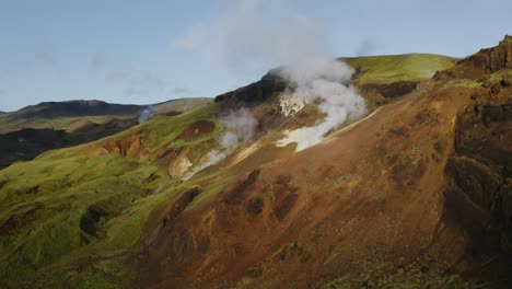Vapor-Que-Sale-De-Las-Colinas-En-Islandia-Mostrando-El-Poder-Geotérmico-De-La-Tierra