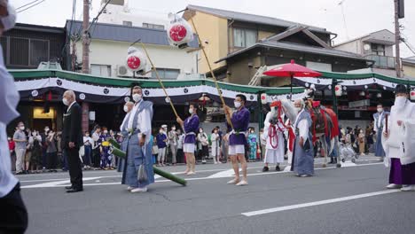 Gion-Matsuri,-Hombres-Japoneses-Llevan-Linternas-Para-Liderar-El-Desfile-A-Través-De-Kyoto