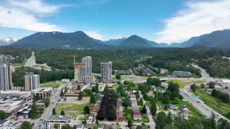 Vista-Panorámica-De-Los-Asentamientos-De-Lynnmour-Con-Casas-Adosadas-Y-Condominios-En-El-Norte-De-Vancouver,-Columbia-Británica,-Canadá