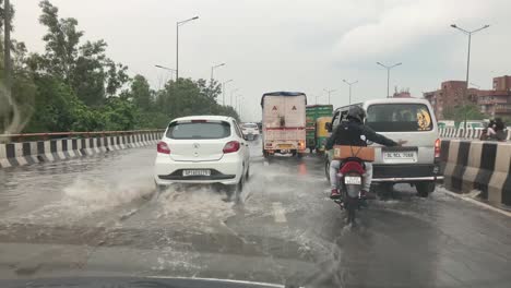 Auto-Spritzt-Wasser,-Indem-Es-Bei-Regen-Beschleunigt