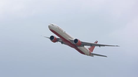 Air-India-Boeing-B777-Despegando-En-Un-Día-Nublado