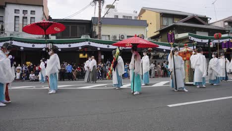 Shinto-Priester-Führen-Die-Gion-Matsuri-Parade-Durch-Die-Shijo-Dori-Straße-An