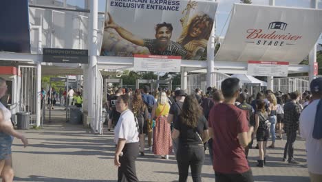 Fans-En-Filas-A-La-Entrada-Del-Escenario-De-Budweiser-Durante-El-Día-Para-Ver-Un-Concierto-De-Bandas-En-Vivo-En-Toronto,-Canadá