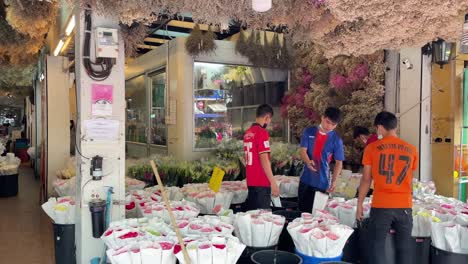 Hombres-Preparando-Ramos-De-Flores-En-El-Mercado-De-Flores-De-Bangkok,-Pak-Khlong-Talad