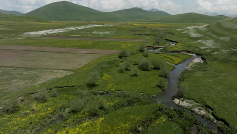 Feuchtgebiete-Und-Grüne-Wiesenfelder-Im-Bewirtschafteten-Reservat-Von-Ktsia-Tabatskuri-In-Der-Region-Samtskhe-Javakheti-In-Georgien
