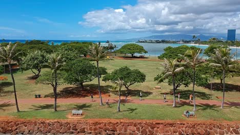 Vista-Aérea-De-Personas-En-Segways-Recorriendo-El-Camino-En-Oahu-Hawaii