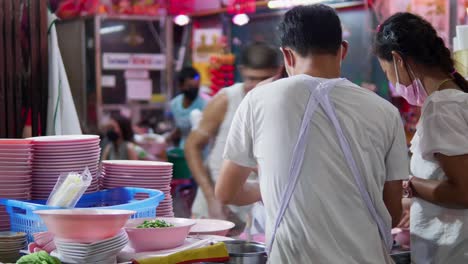 Michelin-Star-Streetfood-Verkäufer,-Der-Kway-Chap-Food-Auf-Der-Yaoearaj-Road-In-Chinatown-Kocht