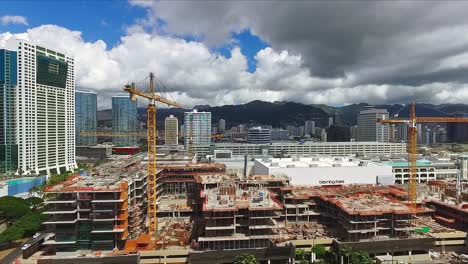 Vista-Aérea-De-Una-Grúa-Giratoria-Durante-La-Construcción-En-Ala-Moana-Oahu