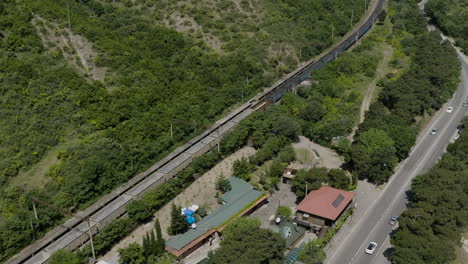 Vagones-De-Carga-Que-Se-Mueven-En-El-Ferrocarril-Entregando-Mercancías-En-Mtskheta-mtianeti,-Georgia