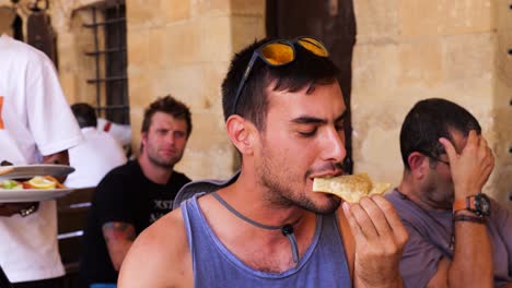 Männlicher-Tourist-Genießt-Das-Beißen-In-Blätterteig-Im-Café-In-Nikosia