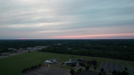 Eine-Drohnenaufnahme-Eines-Wunderschönen-Sonnenunterganghimmels-über-Wolken-Mit-Dramatischem-Rosa-Licht