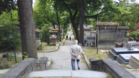 Aufnahme-Eines-Alten-Pariser-Mannes,-Der-Auf-Dem-Berühmten-Friedhof-Von-Père-Lachaise,-Paris,-Frankreich,-Wandert