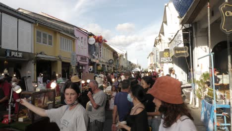 Gente-Turística-Abarrotada-De-Compras-En-Thalang-Road-En-El-Mercado-De-Los-Domingos-Por-La-Noche