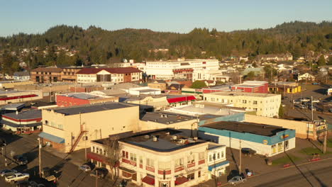 Vista-Aérea-De-Coquille,-Oregon-Al-Atardecer-Hora-Dorada