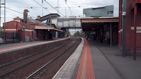 La-Gente-Espera-Que-El-Tren-Del-Metro-Llegue-A-Una-Tranquila-Estación-De-Melbourne