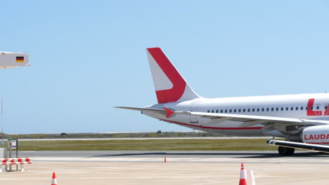 Airbus-A320-De-La-Aerolínea-Lauda-Rodando-En-La-Calle-De-Rodaje-Del-Aeropuerto-De-Faro-En-Faro,-Portugal
