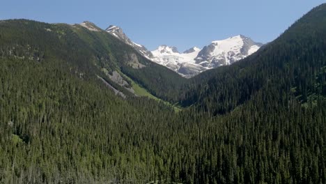 Majestätische-Waldberge-Des-Joffre-Lakes-Provincial-Park-In-Der-Nähe-Von-Pemberton-In-British-Columbia,-Kanada
