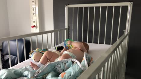 Baby-Spielt-Mit-Ball-In-Einem-Krankenhausbett