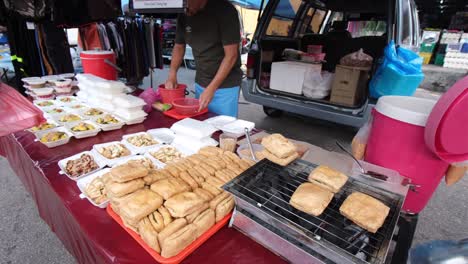 man-preparing-to-see-food-along-the-street-of-Malaysia