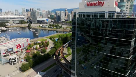 Vancity-Bank-Complex-Cerca-Del-Mundo-De-La-Ciencia-En-False-Creek-En-Vancouver,-Canadá