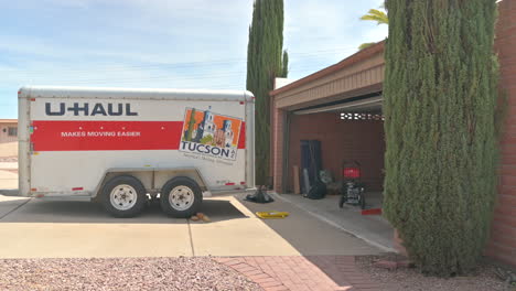 Tráiler-De-Mudanza-U-haul-Estacionado-Frente-A-Una-Residencia